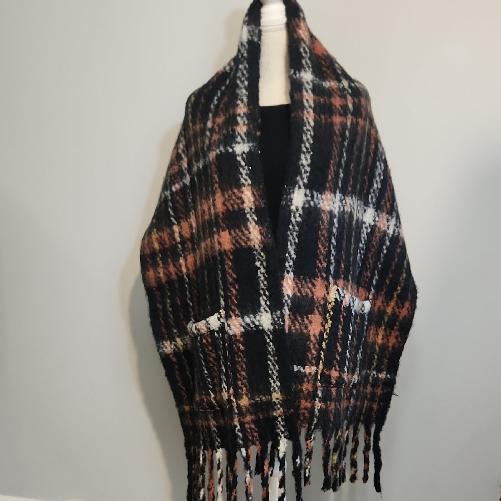 NWT - MARC AND MEL BLACK/GOLD/ROSE WRAP SCARF W/POCKETS